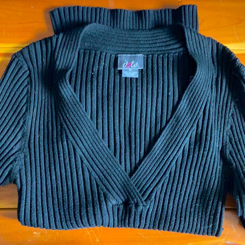 Dots medium close-fitting sweater, 3/4 sleeves.